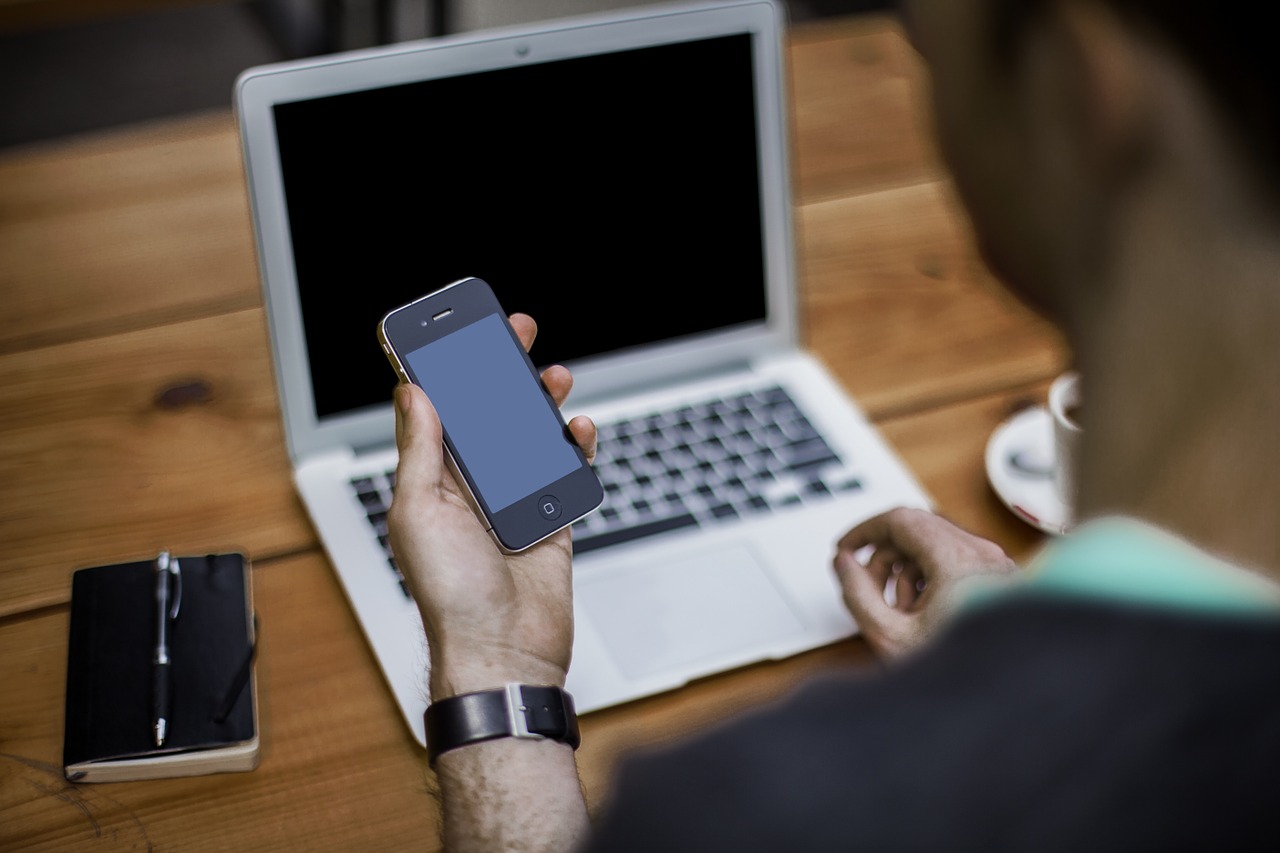 homme tenant un téléphone dans sa main